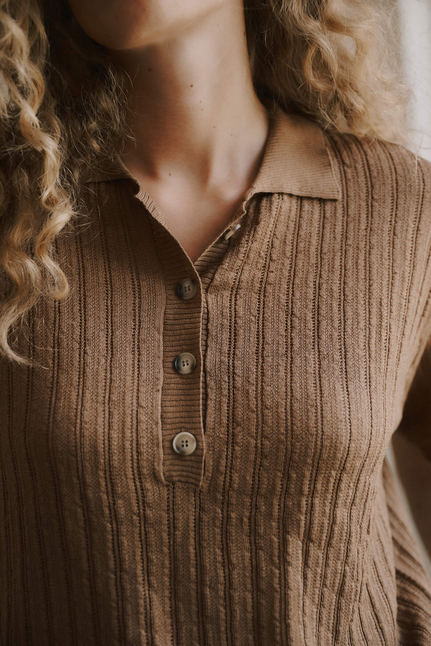 AMELIA SS KNIT POLO - HAZELNUT